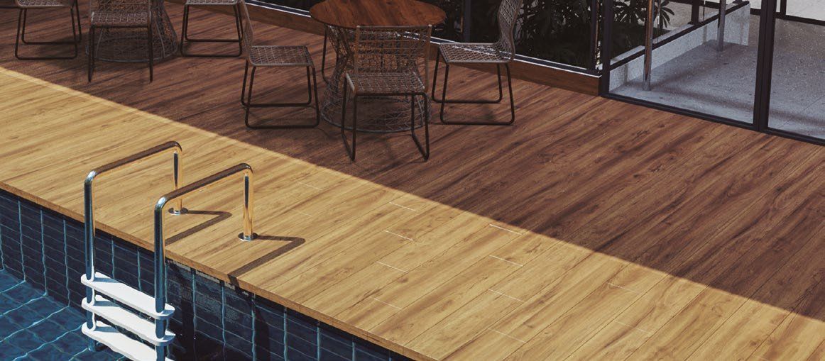 Deck da piscina com área de convívio