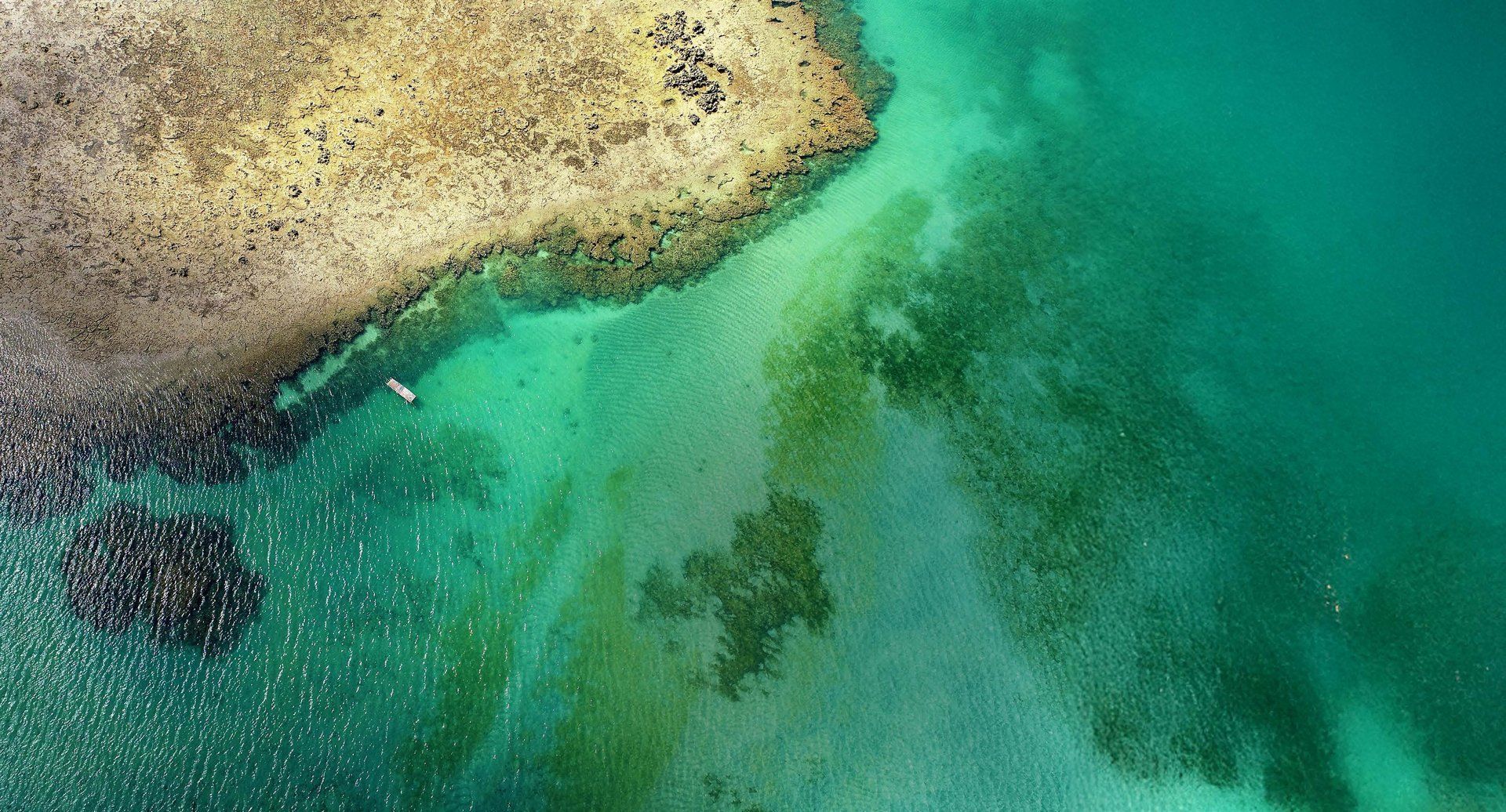 Piscinas naturais e recifes vistos do alto