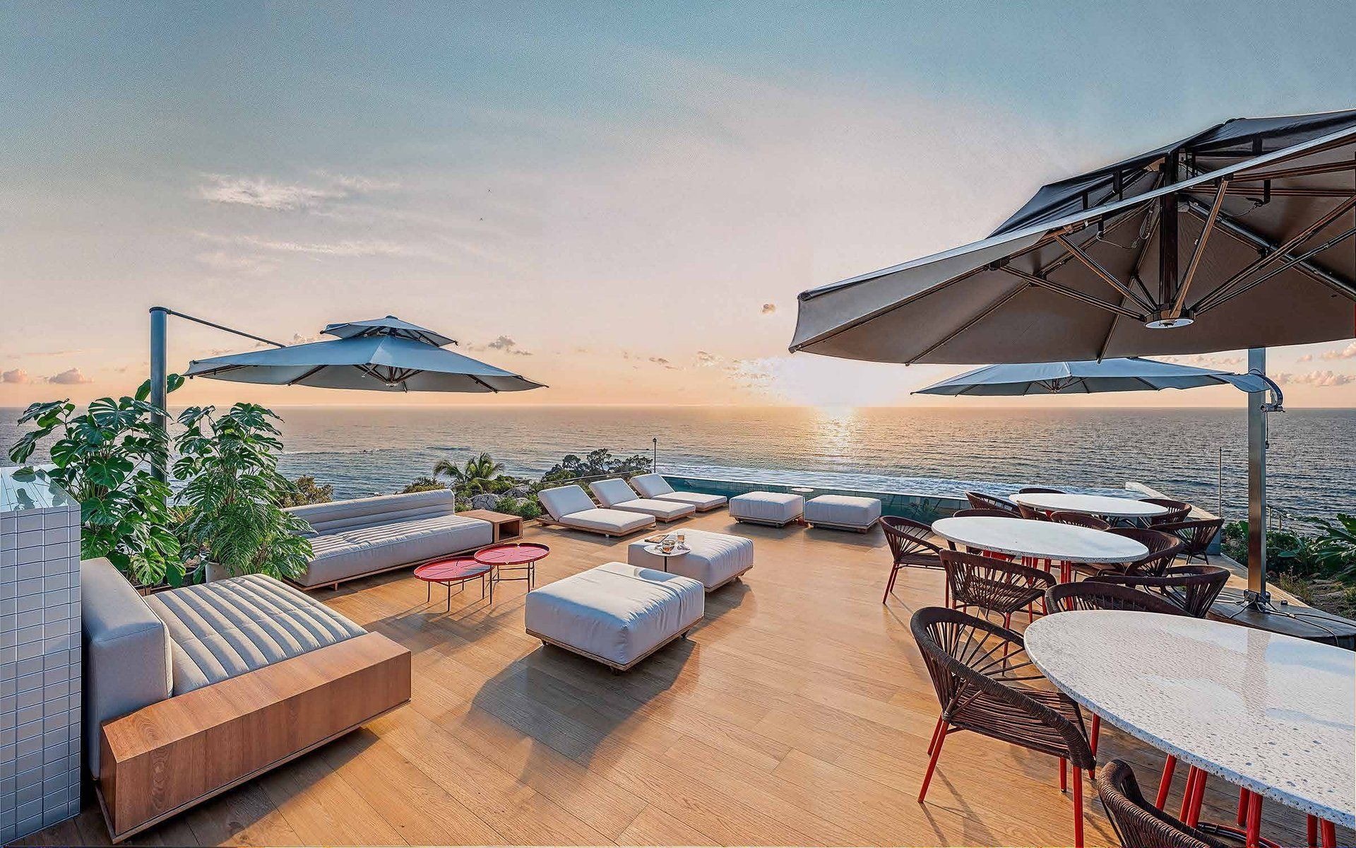 Rooftop com piscina de borda infinita, solarium e pool bar