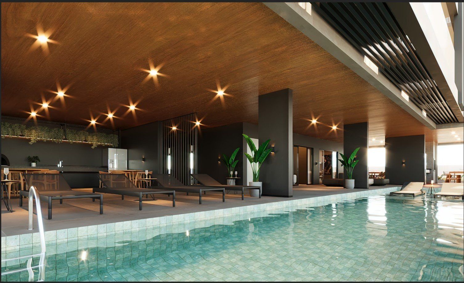 Piscina com deck e espreguiçadeiras.