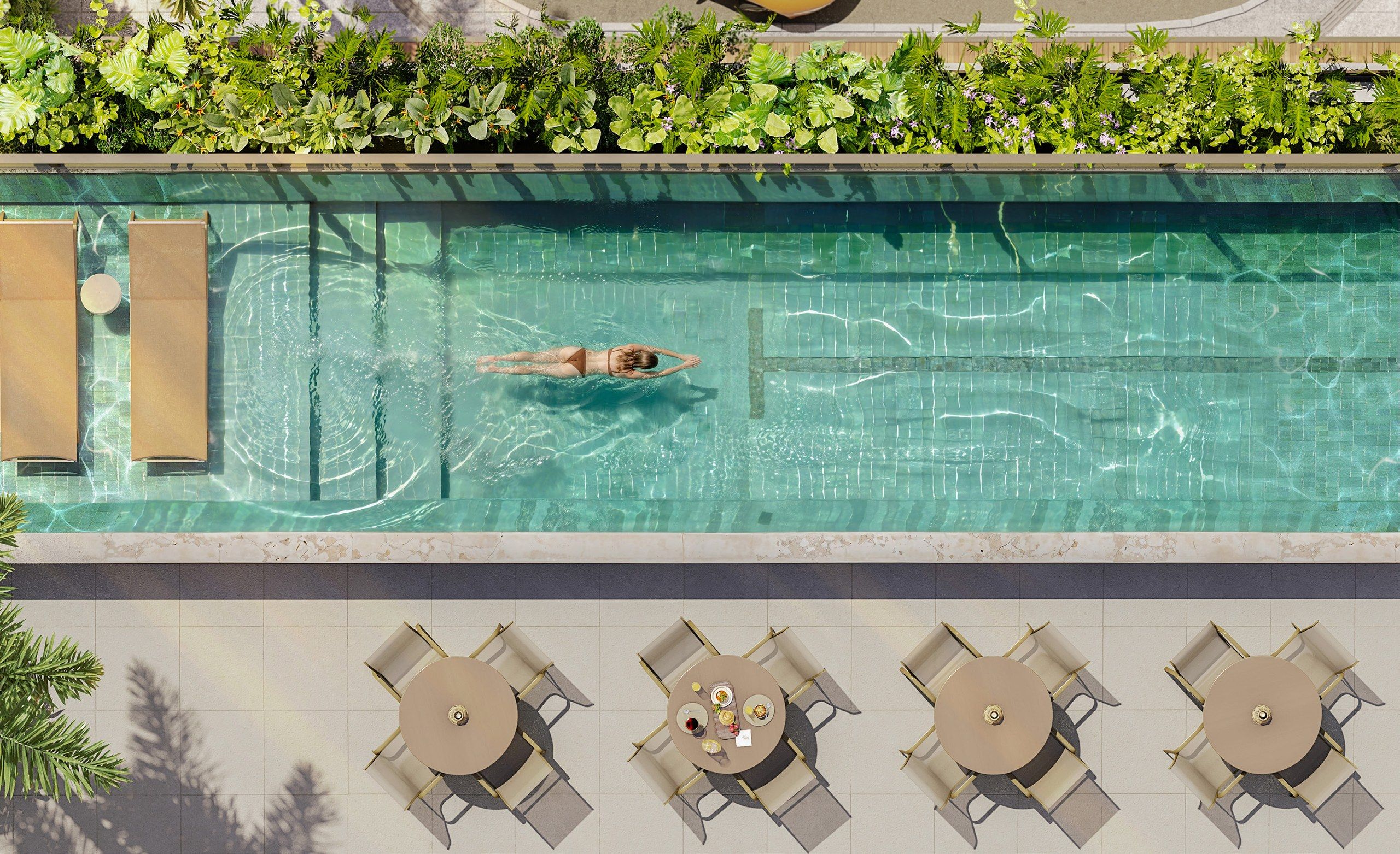 Piscina lap pool vista de cima com espreguiçadeiras e área de mesas