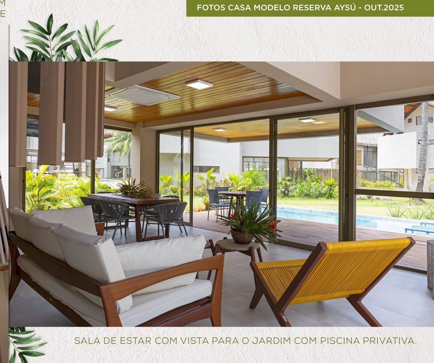 Sala de estar integrada ao deck, com vista para o jardim e a piscina privativa (foto de outubro de 2025)